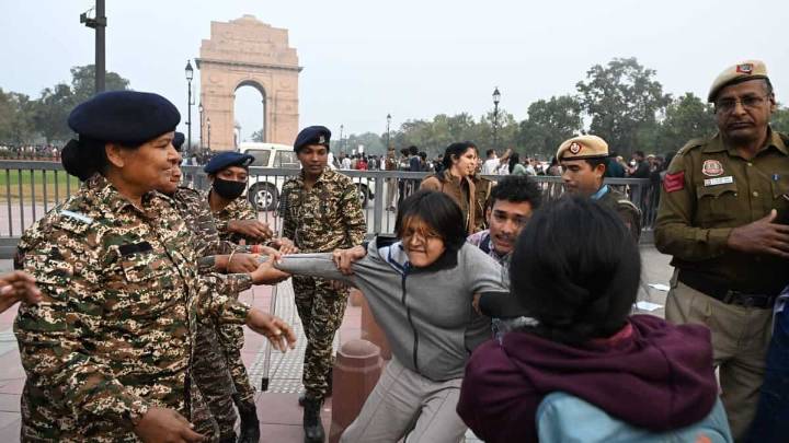 Delhi: Protest against toxic air turns tense as agitators ‘pepper spray’ police