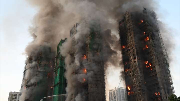 Por qué ha sido tan devastador el incendio de Hong Kong que deja al menos 83 muertos