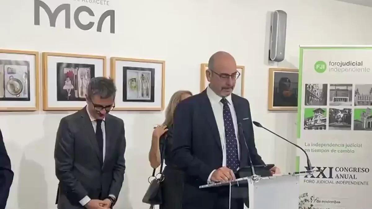 Bolaños aguanta durante seis minutos un demoledor discurso que le señala: "Intentan domeñar al Poder Judicial y hacerlo más complaciente"