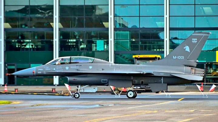 La primera tanda de seis aviones F-16 de la Fuerza Aérea comprados a Dinamarca, vuelan hacia Argentina