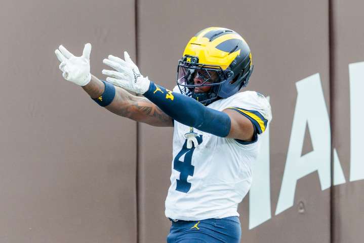 Michigan football overcomes turnover flurry for walk