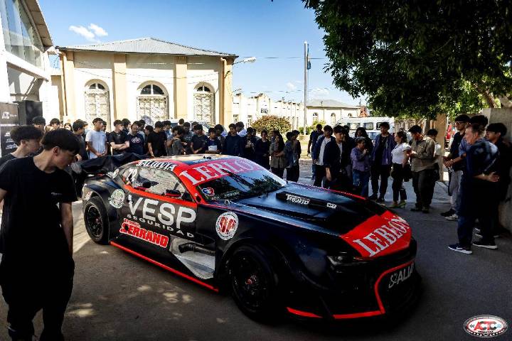 Los autos de Turismo Carretera recorren las calles de Santa Rosa