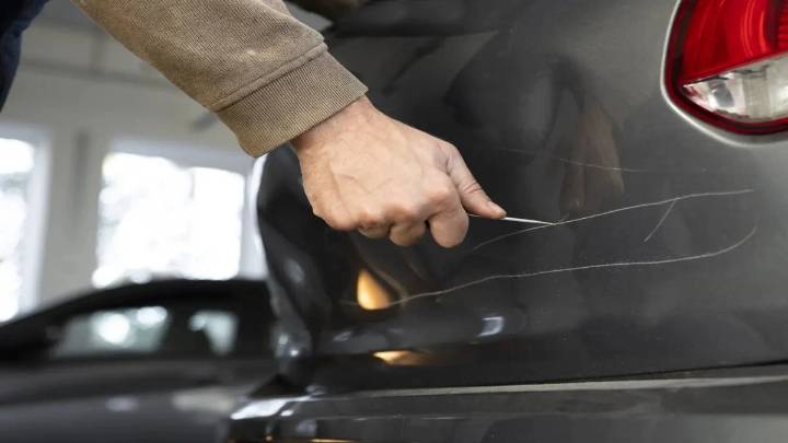 Bogotá: Alerta en centros comerciales: conductores víctimas de nueva estafa del «daño en el carro» para robar datos bancarios