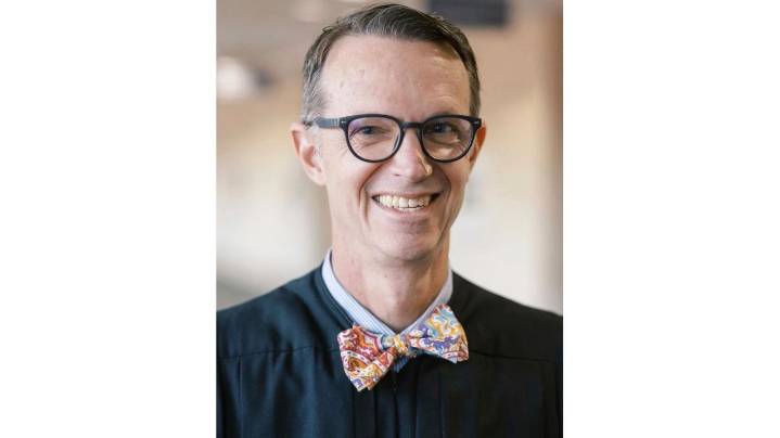 Missouri judge who wore an Elvis wig and often played his music in court agrees to step down