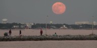 Timelapse: Gulfport supermoon rises above horizon