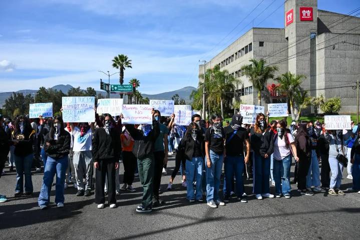 Normalistas exigen la destitución de Mariana Sosa del IEMSySEM