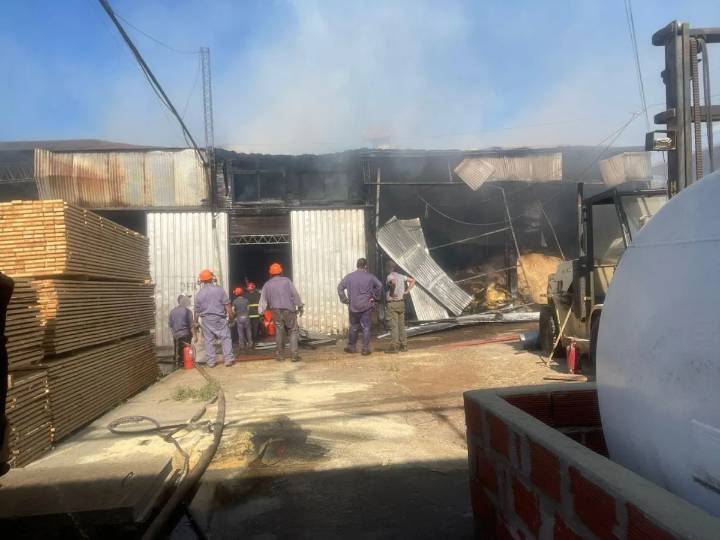 Garupá: una chispa en una caldera habría originado el incendio en un aserradero de Santa Clara