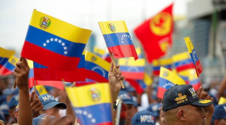 Venezolanos honraron la bandera con movilización