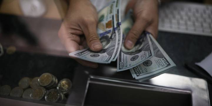 Cuáles son los riesgos que afronta el Gobierno por seguir sosteniendo las bandas cambiarias para contener el dólar