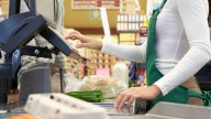 Revelan las frases que más odian los cajeros de supermercados: ¿estarán en tu repertorio cotidiano?