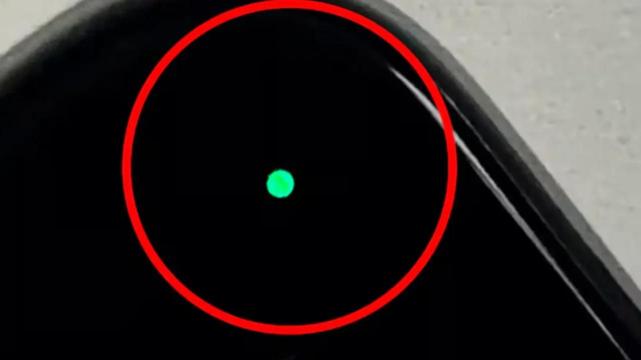 ¡Cuidado! Si ve estos puntos en su celular, alguien podría estar espiándolo