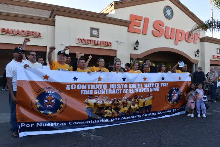 Trabajadores de popular supermercado protestan contra bajos salarios