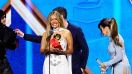 “Empecé a sentir que estaba perdiendo mi magia”: conmovedor mensaje entre lágrimas de Karol G en los Latin Grammy