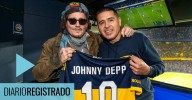 La reacción y abrazo de Johnny Depp a Riquelme cuando le regaló una camiseta de Boca