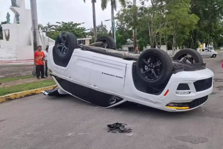 Transporte colectivo no respeta el alto y provoca que un automóvil termine boca abajo con dos personas policontundidas