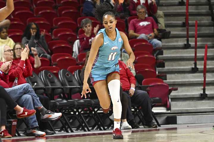 Arkansas Razorback faithful offer Mayberry a warm welcome