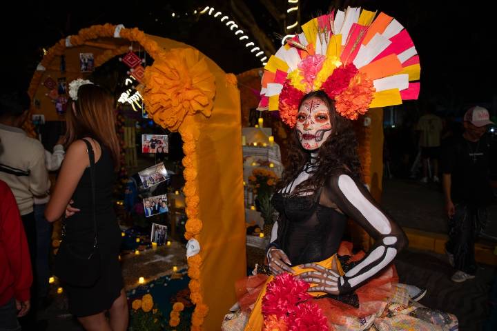 Festival de las Almas del Día de Muertos con altares, esculturas, catrinas monumentales y video mappings
