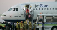 Aterrizaje de emergencia de JetBlue: Seis mexicanos viajaban en vuelo; uno resultó herido