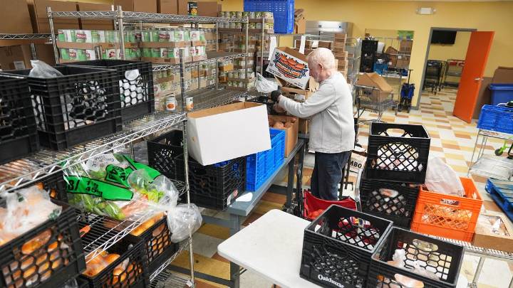 En EEUU, algunos reciben ayuda alimentaria de SNAP mientras otras esperan aún el pago de noviembre