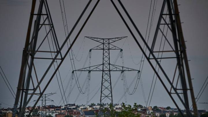 Las eléctricas creen que Ministerio y consejeros de la CNMC avalan que la tasa para las redes es "insuficiente"