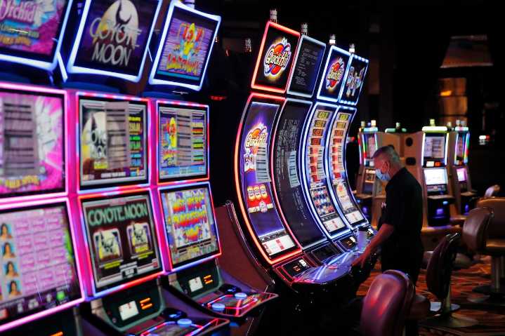How to play jackpot slots for real money: Big payouts available this weekend