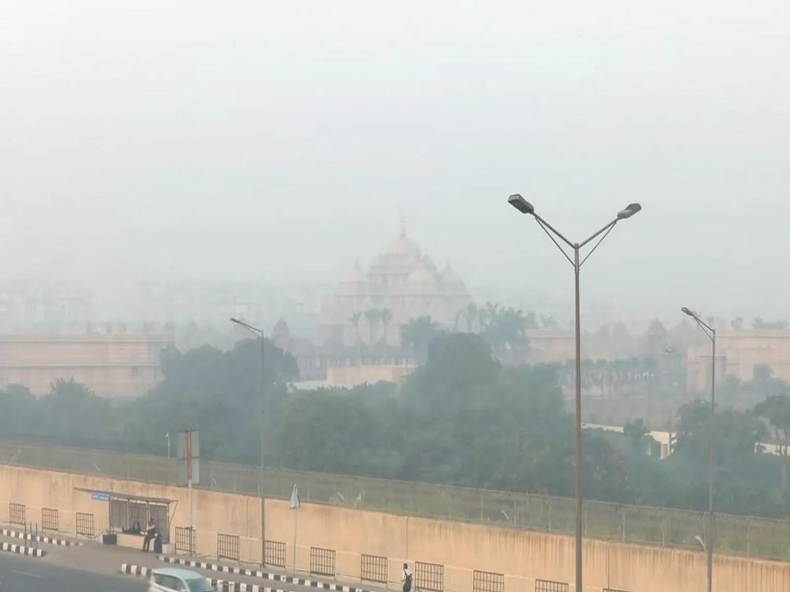 Minor relief but air quality in Delhi remains in ‘very poor’ category, overall AQI stands at 345