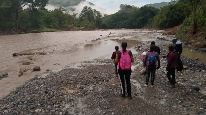 Huehuetla: colapsa paso provisional de la comunidad Zicatlán tras lluvias