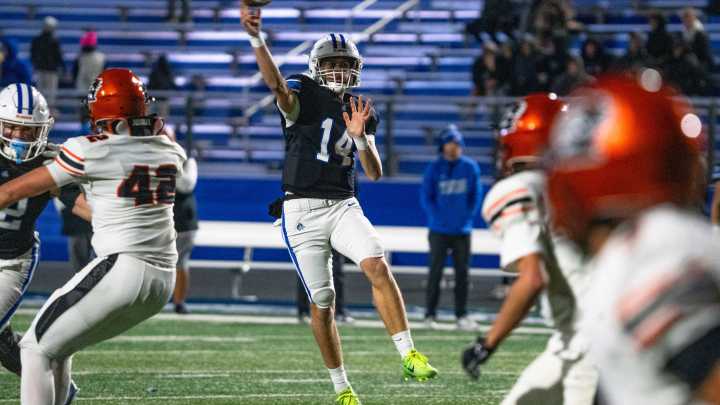 See the best Iowa high school football playoff quarterfinals moments