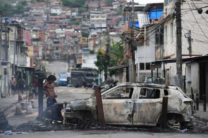 Cómo esconde a sus líderes el Comando Vermelho: favelas convertidas en fortalezas de barricadas, armas y bandidos