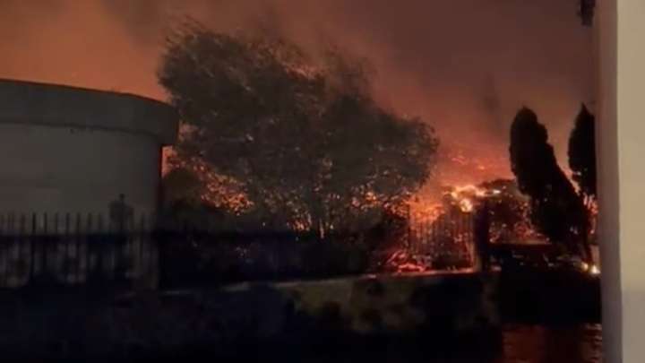 Vuelven a casa casi todos los vecinos desalojados por el incendio de San Cibrao (Lugo)