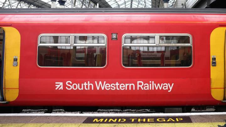 Dos detenidos tras un apuñalamiento «múltiple» en un tren en Reino Unido