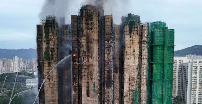Incendio en Hong Kong: buscan a 250 desaparecidos
