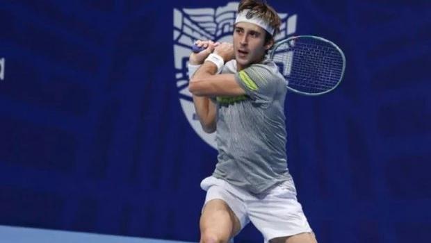 ATP de Atenas: Etcheverry batalló y se llevó un valioso triunfo ante McDonald
