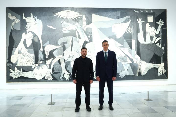 Zelenskyy visits Picasso's 'Guernica,' drawing parallel to Ukraine's bombing