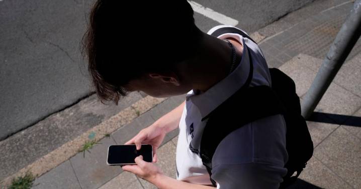 Australia mantiene prohibición de redes sociales para menores pese a impugnación