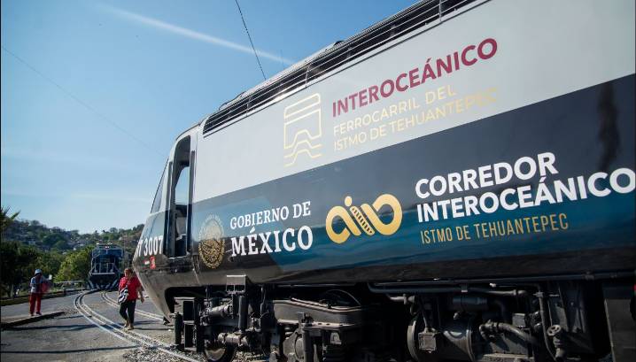 México conecta sus dos océanos y una línea férrea