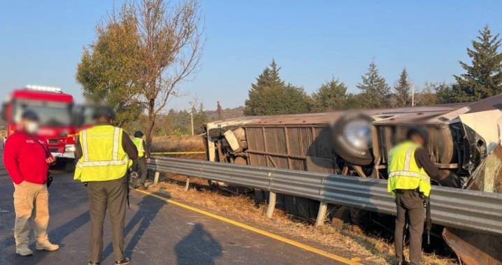 Un autobús turístico vuelca en Tiripetío, Michoacán; hay 7 muertos y 20 lesionados