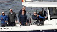 Juan Carlos I desafía el viento y navega en Sanxenxo tras la publicación de sus memorias