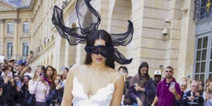 Ocho looks recientes de Rosalía que la posicionan como ícono de moda y glamour