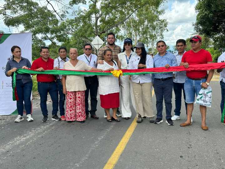 Habitantes de El Milagro – Yopitos ya transitan por su nueva vía pavimentada