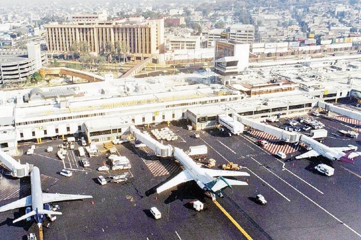 Aeropuertos de Nueva York, Los Ángeles y Chicago, entre los más afectados por reducciones de vuelos en EU