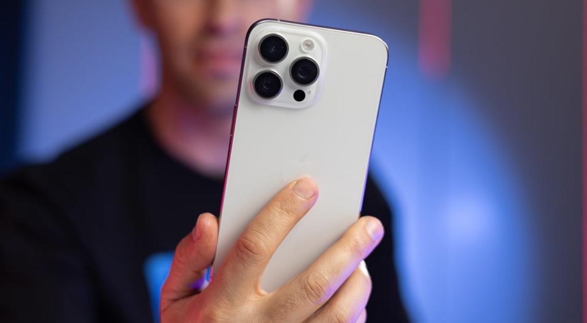 Este Apple de TITANIO tiene chip GAMER, 1TB, triple cámara 4K y cuesta menos que el iPhone 17 Pro Max