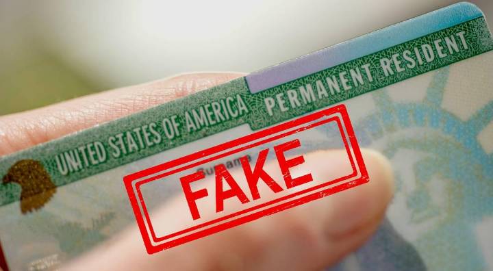 PROBLEMA para inmigrantes con Green Card: detienen a sospechoso de agresión con tarjeta de residencia FALSA tras ser rociado con gas pimienta