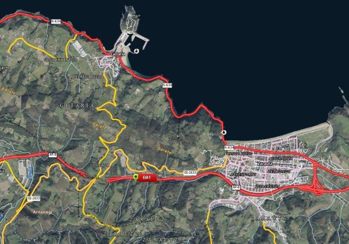 Un camión incendiado y dos accidentes complican la tarde del lunes en las carreteras de Gipuzkoa