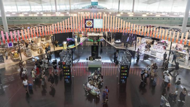 El récord de pasajeros y las obras de la T1 ponen a prueba la capacidad de El Prat