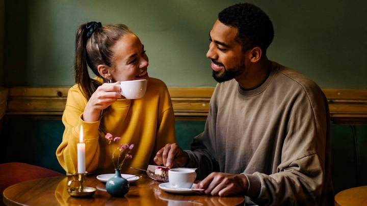 First date conversation tips to skip the awkward small talk, according to a relationship therapist