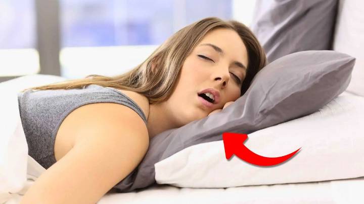 Con un truco casero: cómo limpiar las marcas de saliva y humedad de las almohadas