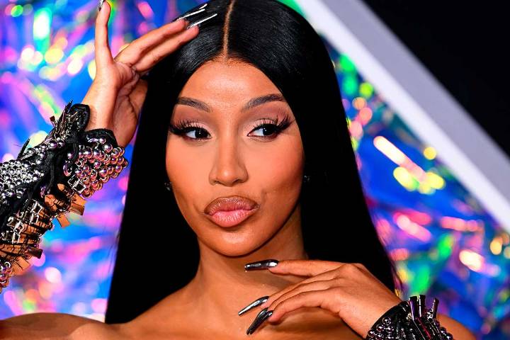 La nueva excentricidad de Cardi B: un colgante de oro hecho con el cordón umbilical de su hijo