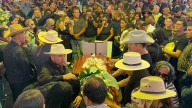 Cientos despiden a Carlos Manzo en funeral público en Uruapan