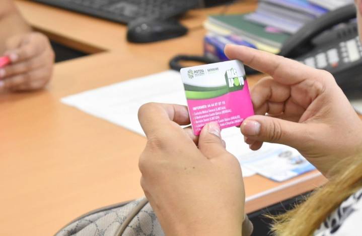 Llevan más apoyo con tarjetas rosas a mujeres potosinas